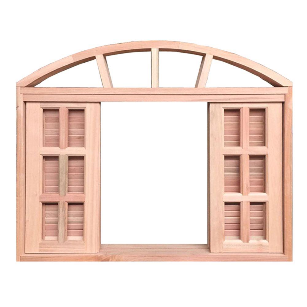 Janela de madeira colonial com arco e veneziana