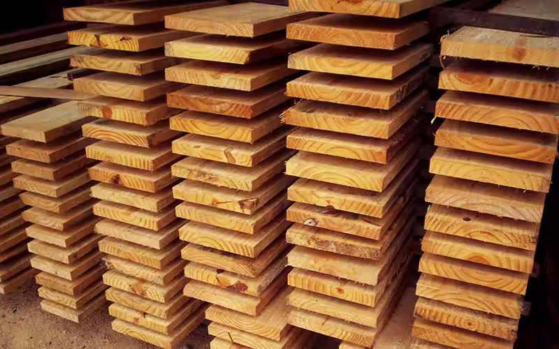 Vigas de maçaranduba e madeiramento para telhados